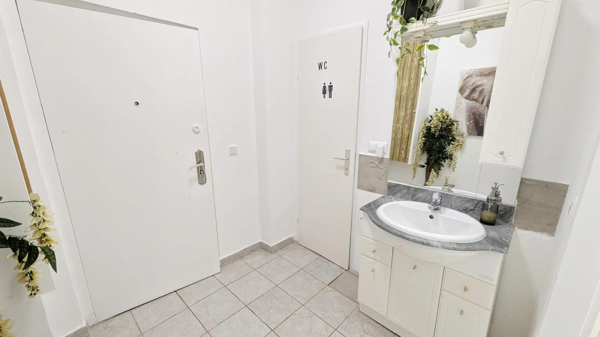 Comfortable Rooms In Lugner City Area Vienna Homestay